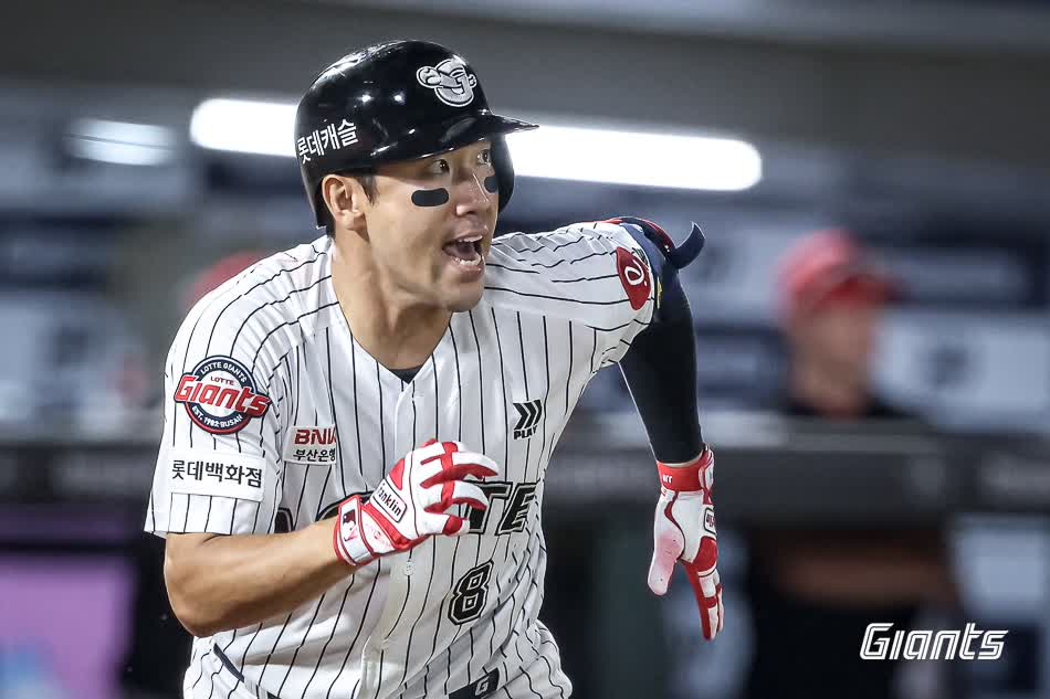롯데 자이언츠 캡틴 전준우가 27일 부산 사직야구장에서 열린 2025 신한 SOL Bank KBO리그 KIA 타이거즈와의 팀 간 12차전에서 결승타 포함 4안타를 기록, 팀 5연승을 견인했다. 사진 롯데 자이언츠