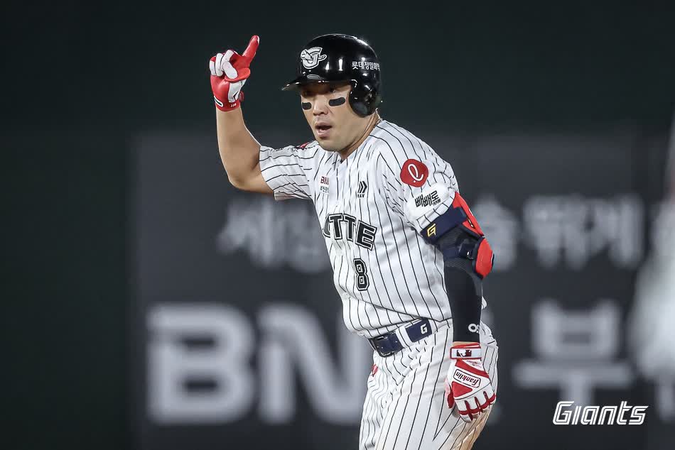 롯데 자이언츠 캡틴 전준우가 27일 부산 사직야구장에서 열린 2025 신한 SOL Bank KBO리그 KIA 타이거즈와의 팀 간 12차전에서 결승타 포함 4안타를 기록, 팀 5연승을 견인했다. 사진 롯데 자이언츠