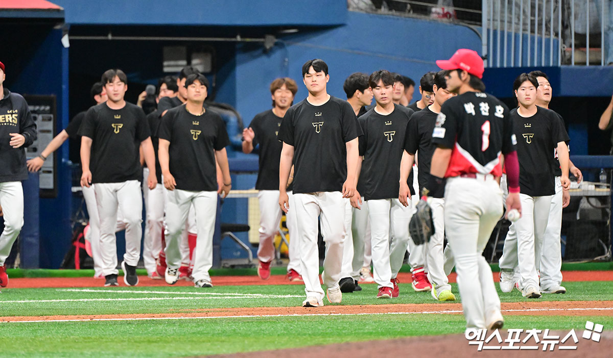 이범호 감독이 이끄는 KIA 타이거즈가 27일 부산 사직야구장에서 열린 2025 신한 SOL Bank KBO리그 롯데 자이언츠와의 팀 간 12차전에서 3-5로 패배, 6연패의 수렁에 빠졌다. 사진 엑스포츠뉴스 DB