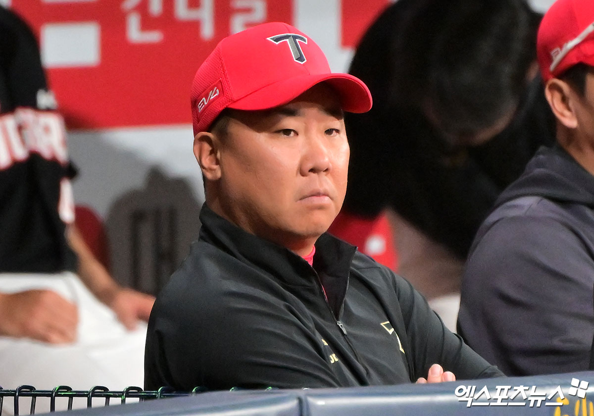 이범호 감독이 이끄는 KIA 타이거즈가 27일 부산 사직야구장에서 열린 2025 신한 SOL Bank KBO리그 롯데 자이언츠와의 팀 간 12차전에서 3-5로 패배, 6연패의 수렁에 빠졌다. 사진 엑스포츠뉴스 DB