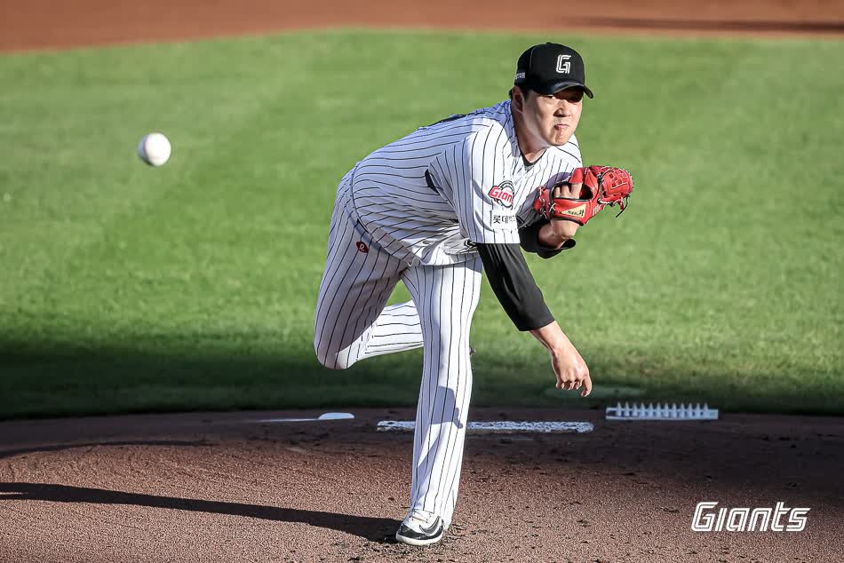 롯데 자이언츠 우완 나균안이 27일 부산 사직야구장에서 열린 2025 신한 SOL Bank KBO리그 KIA 타이거즈와의 팀 간 12차전에 선발등판, 6이닝 2실점 호투로 팀 5연승에 힘을 보탰다. 사진 롯데 자이언츠