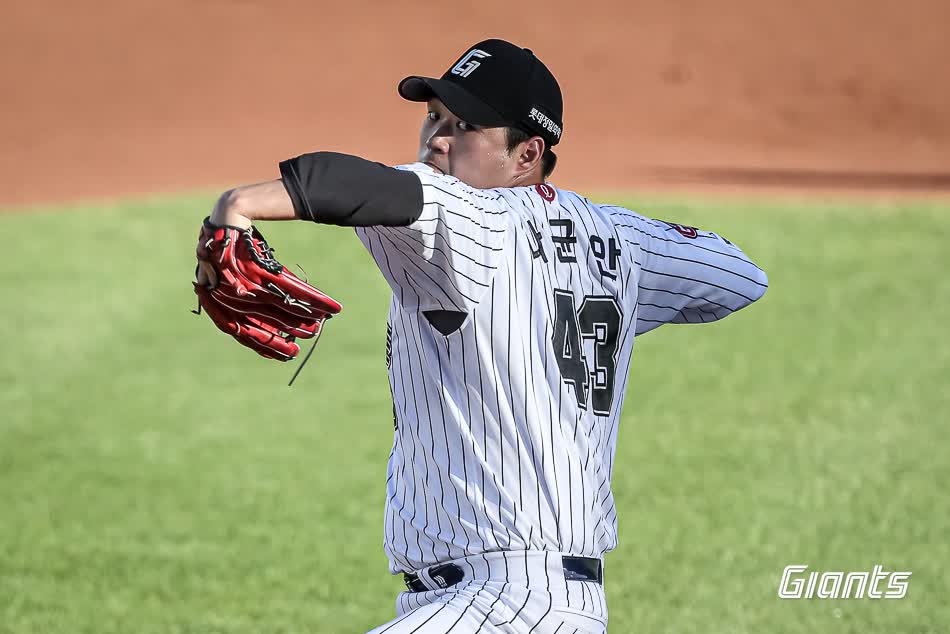 롯데 자이언츠 우완 나균안이 27일 부산 사직야구장에서 열린 2025 신한 SOL Bank KBO리그 KIA 타이거즈와의 팀 간 12차전에 선발등판, 6이닝 2실점 호투로 팀 5연승에 힘을 보탰다. 사진 롯데 자이언츠