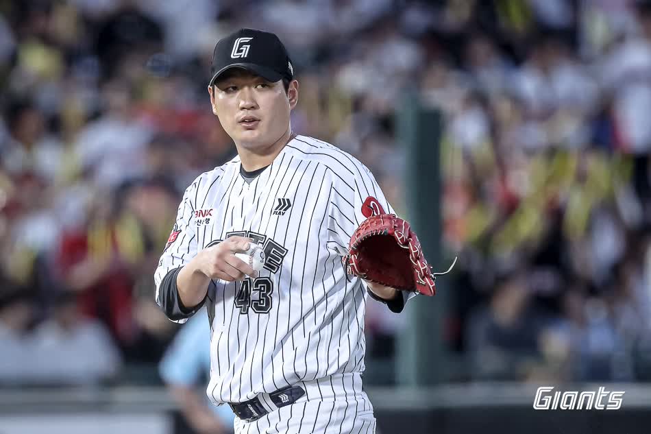 롯데 자이언츠 우완 나균안이 27일 부산 사직야구장에서 열린 2025 신한 SOL Bank KBO리그 KIA 타이거즈와의 팀 간 12차전에 선발등판, 6이닝 2실점 호투로 팀 5연승에 힘을 보탰다. 사진 롯데 자이언츠