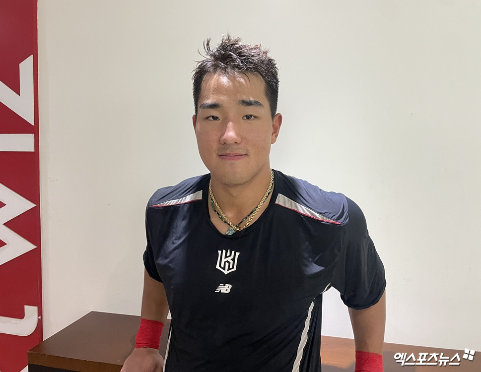 KT 위즈 안현민이 지난 27일 수원 삼성 라이온즈전에서 활약한 뒤 인터뷰를 마치고 기념촬영하고 있다. 최원영 기자