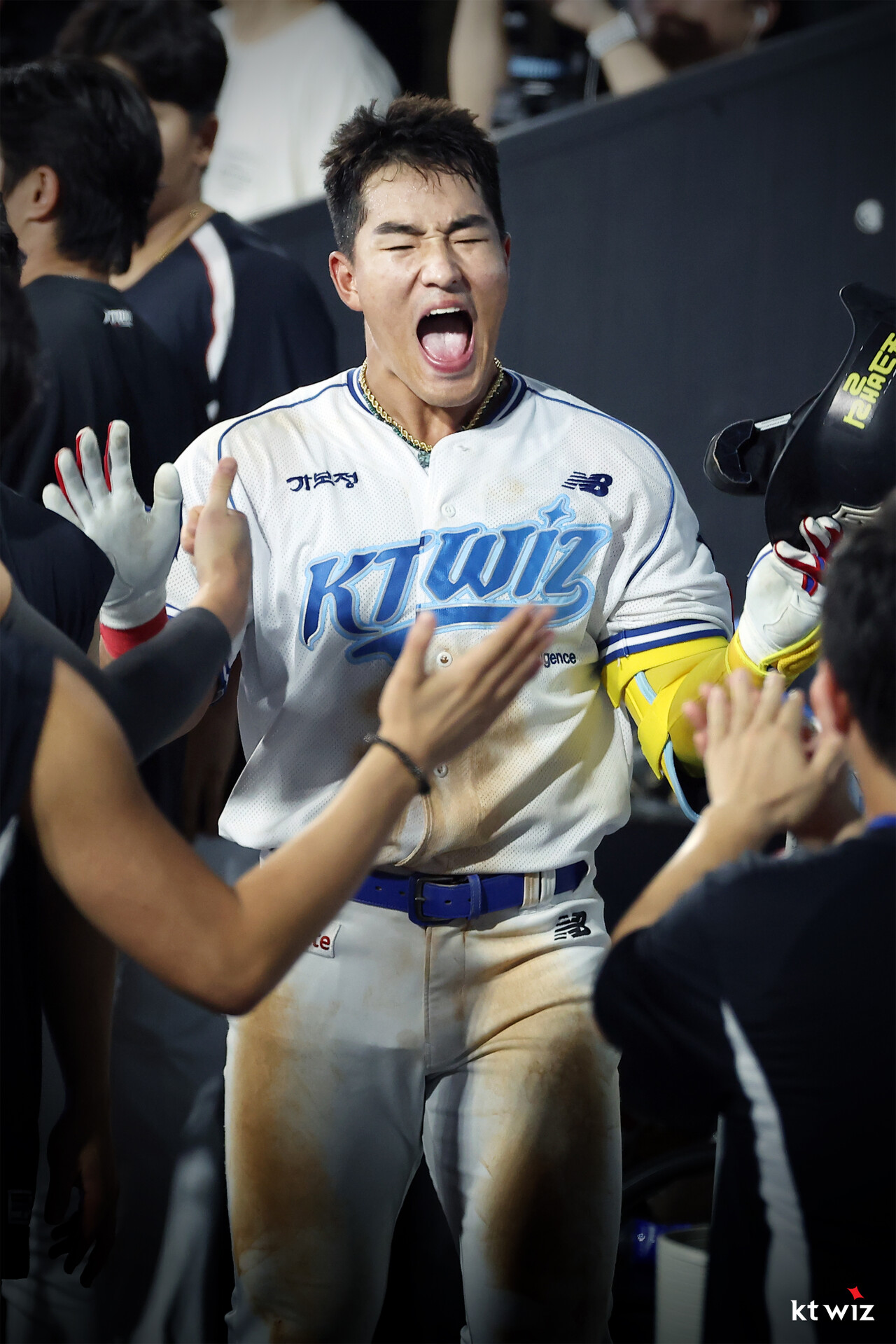 KT 위즈 안현민이 올해 정규시즌 경기에서 득점 후 포효하고 있다. KT 위즈