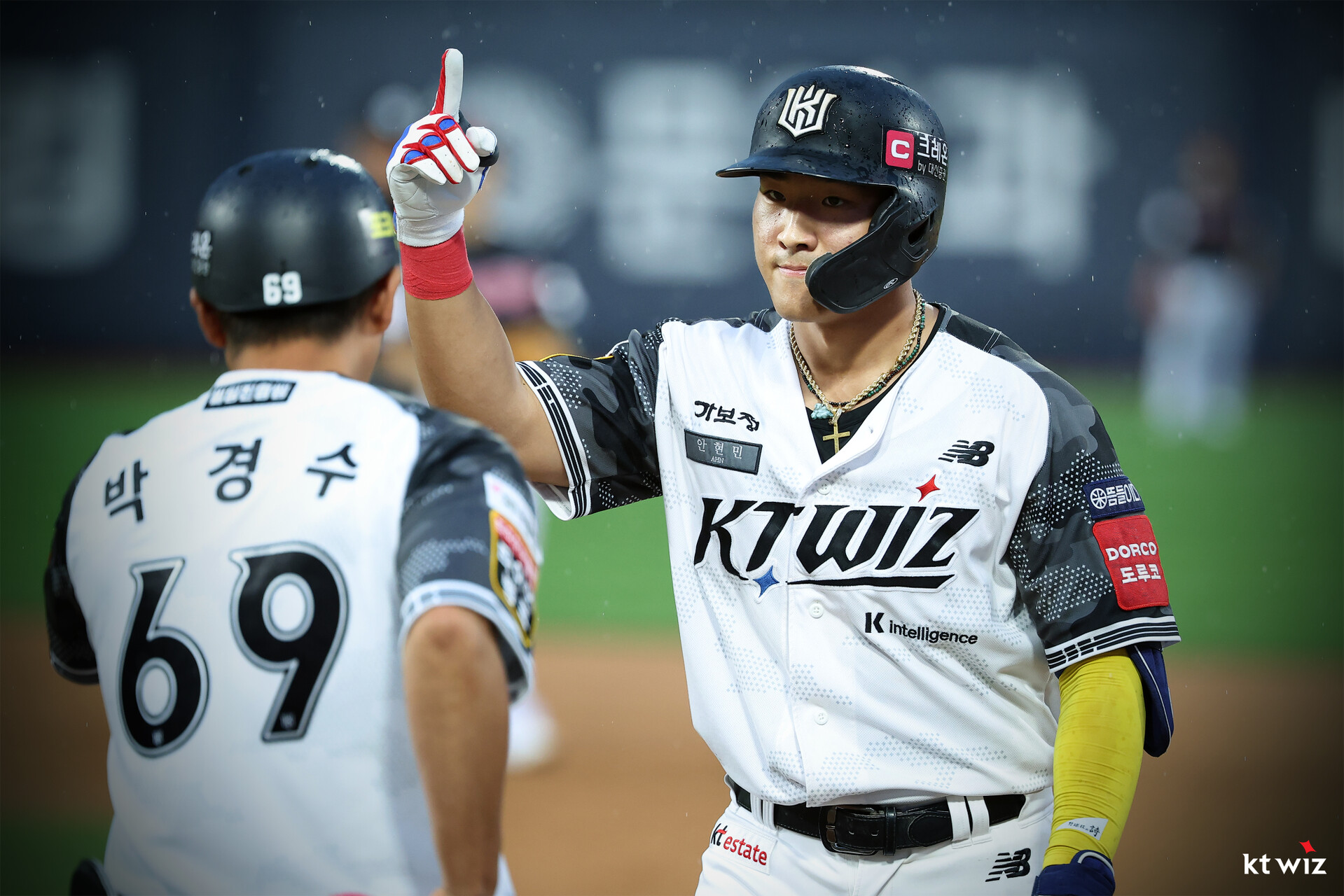 KT 위즈 안현민이 올해 정규시즌 경기에서 세리머니하고 있다. KT 위즈