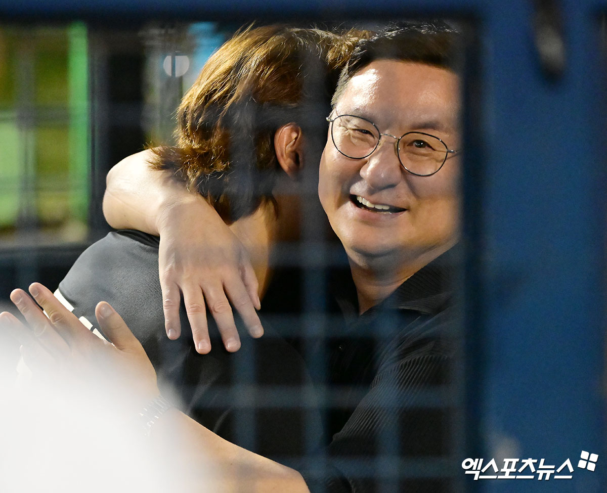 29일 오후 서울 송파구 잠실야구장에서 열린 '2025 신한 SOL Bank KBO리그' KIA 타이거즈와 LG 트윈스의 경기, KIA가 6회 6점을 뽑아내는 빅이닝을 기록하며 LG에 12:2 대승을 거뒀다,  경기종료 후 KIA 고종욱이 심재학 단장과 포옹을 하고 있다. 엑스포츠뉴스 DB