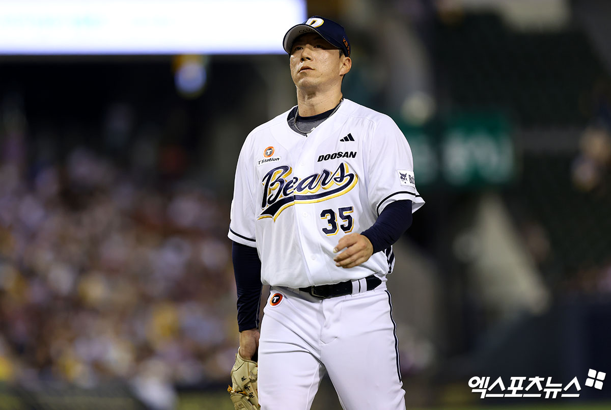 27일 오후 서울 송파구 잠실야구장에서 열린 '2025 신한 SOL Bank KBO리그' LG 트윈스와 두산 베어스의 경기, 7회초 2사 두산 고효준이 공을 던진 뒤 마운드에서 내려오고 있다. 잠실, 김한준 기자