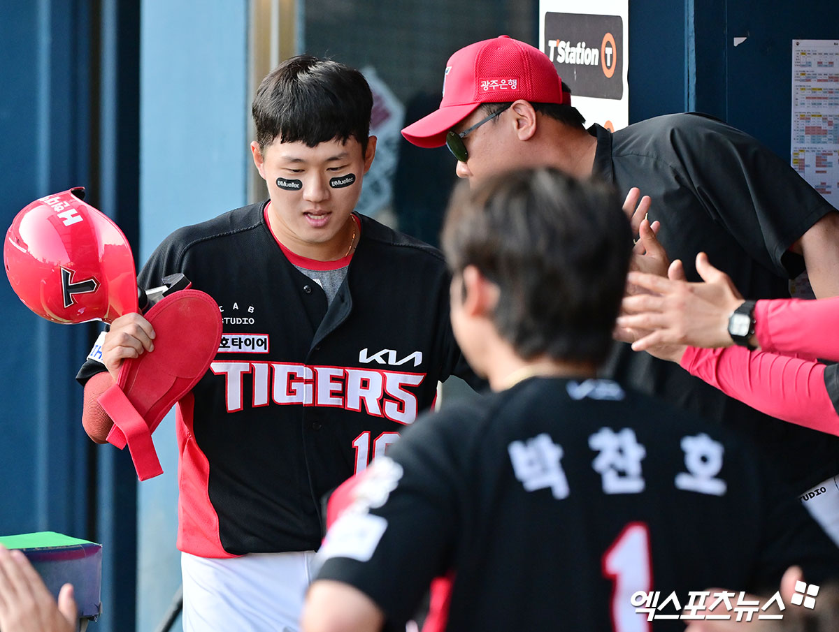 KIA 타이거즈 이범호 감독이 3대3 트레이드로 보낸 외야수 최원준과 이우성을 향한 아쉬움과 함께 격려 메시지를 전했다. KIA는 지난 28일 NC 다이노스와 투수 한재승과 김시훈, 내야수 정현창을 받고 외야수 최원준과 이우성, 그리고 내야수 홍종표를 내주는 대형 트레이드를 단행했다. 엑스포츠뉴스 DB