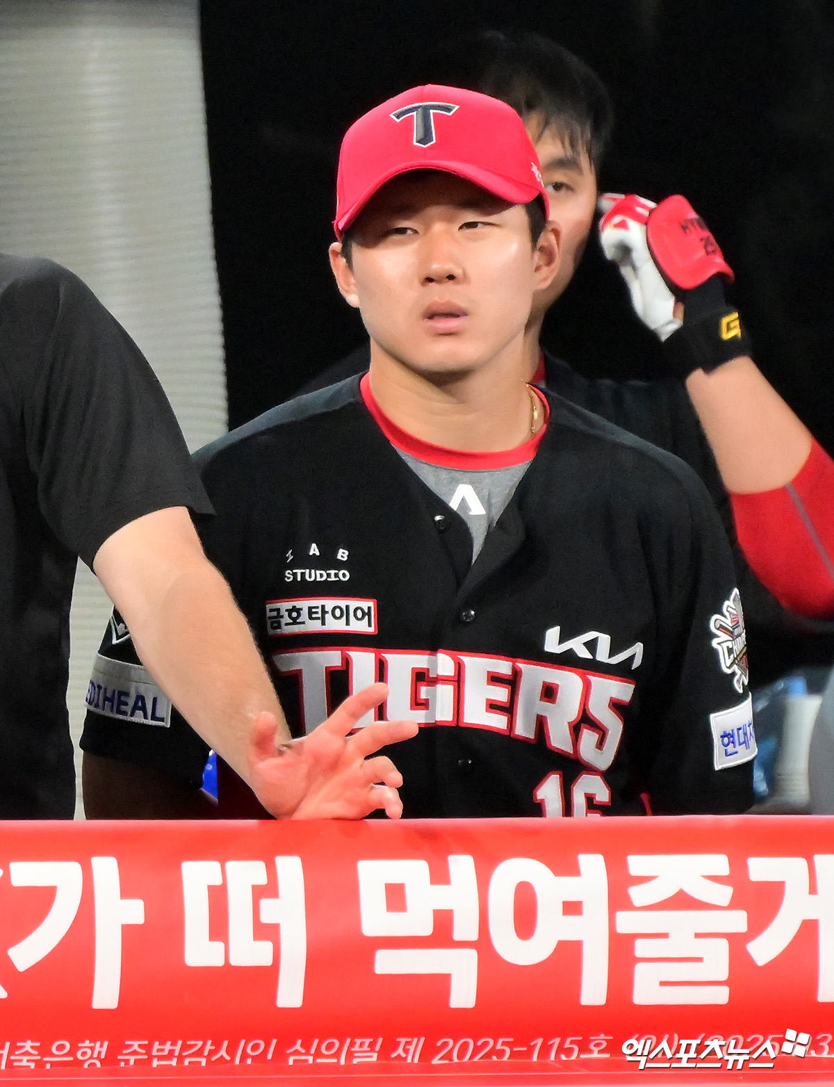 KIA 타이거즈 이범호 감독이 3대3 트레이드로 보낸 외야수 최원준과 이우성을 향한 아쉬움과 함께 격려 메시지를 전했다. KIA는 지난 28일 NC 다이노스와 투수 한재승과 김시훈, 내야수 정현창을 받고 외야수 최원준과 이우성, 그리고 내야수 홍종표를 내주는 대형 트레이드를 단행했다. 엑스포츠뉴스 DB