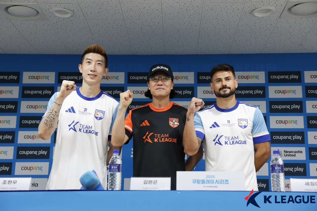 김판곤 감독이 뉴캐슬 유나이티드를 상대로 승리를 따내겠다고 다짐했다. 김 감독은 2년 전 팀 K리그가 스페인 라리가의 강팀 아틀레티코 마드리드를 꺾은 것처럼 K리그 팬들을 위해 지난 시즌 프리미어리그에서 5위를 차지한 뉴캐슬전에서 승리하겠다고 말했다. 사진 한국프로축구연맹