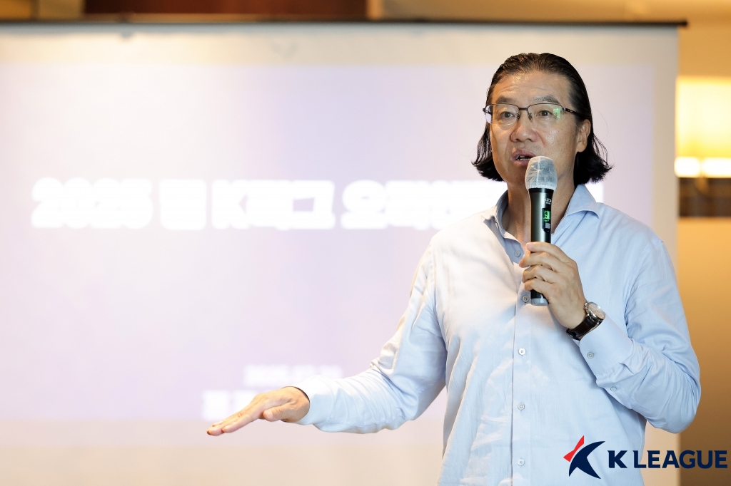 김판곤 감독이 뉴캐슬 유나이티드를 상대로 승리를 따내겠다고 다짐했다. 김 감독은 2년 전 팀 K리그가 스페인 라리가의 강팀 아틀레티코 마드리드를 꺾은 것처럼 K리그 팬들을 위해 지난 시즌 프리미어리그에서 5위를 차지한 뉴캐슬전에서 승리하겠다고 말했다. 사진 한국프로축구연맹