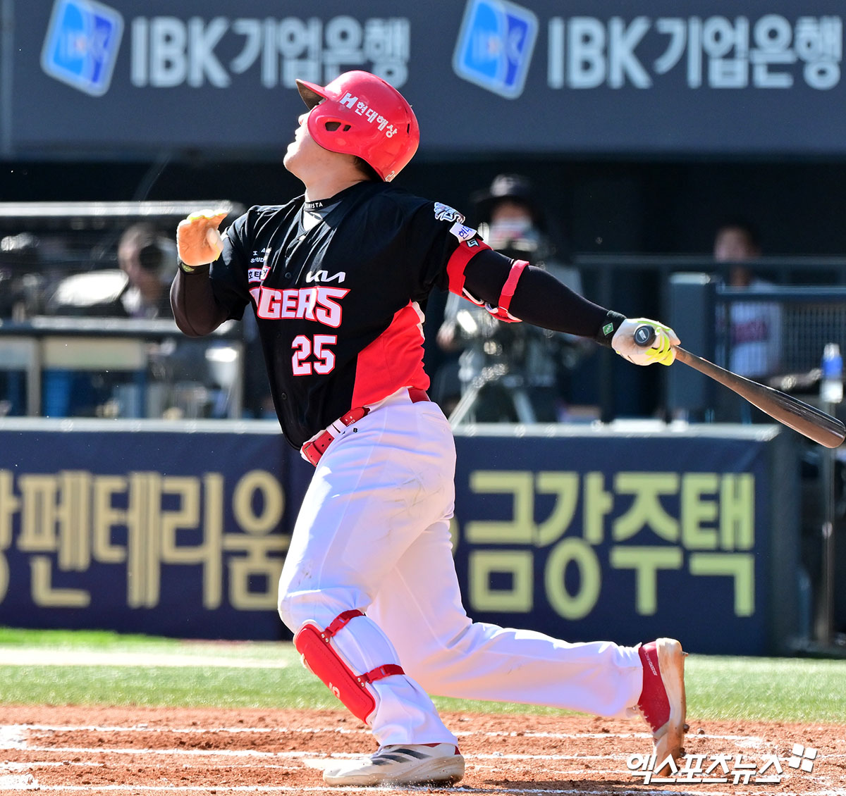 지난 4월 20일 오후 서울 송파구 잠실야구장에서 열린 '2025 신한 SOL Bank KBO리그' KIA 타이거즈와 두산 베어스의 경기, 6회초 2사 1루 KIA 이우성이 우전안타를 날리고 있다. 엑스포츠뉴스 DB