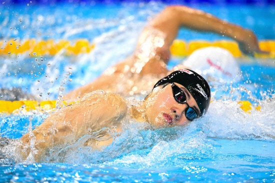 한국 수영 간판 황선우가 29일 싱가포르 칼랑의 세계수영선수권대회 아레나에서 열린 2025 국제수영연맹 싱가포르 세계수영선수권대회 남자 자유형 200m 결승에서 1분44초72의 기록으로 4위를 기록했다. 황선우는 이번 대회 입상으로 한국 수영 최초로 세계선수권 4개 대회 연속 입상에 도전했으나 0.18초가 부족해 뜻을 이루지 못했다. 연합뉴스