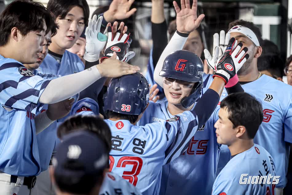 롯데는 29일 부산 사직야구장에서 열린 2025 신한 SOL Bank KBO리그 NC 다이노스와 홈경기에서 6-4로 승리했다. 롯데가 6회말 손호영의 투런포에 힘입어 분위기를 몰고 왔다. 그러나 7회 수비에서 어이없는 실책이 나오며 동점을 허용했고, 3점 차로 달아난 8회초에도 실책으로 턱밑 추격을 허용했다. 다행히 두 점 차 리드를 지키며 만원 관중 앞에서 웃었다. 롯데는 이날 승리로 같은 날 KT 위즈와 홈경기에서 승리를 거둔 2위 LG 트윈스와 2경기 차를 유지했다. 4위 KT와의 격차는 자연스럽게 4경기로 벌어졌다. 동시에 1위 한화 이글스가 삼성 라이온즈 상대로 패하면서 선두권 추격에도 한 발 더 다가섰다. 롯데 자이언츠