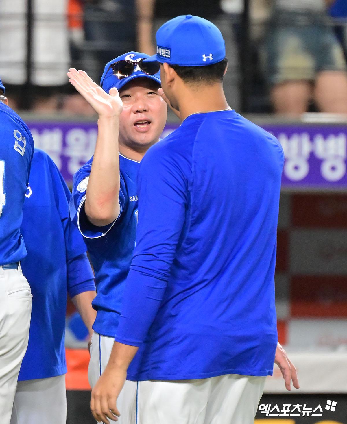 삼성 라이온즈 박진만 감독과 선발투수 헤르손 가라비토가 29일 대전 한화 이글스전에서 승리한 뒤 하이파이브하고 있다. 대전, 김한준 기자