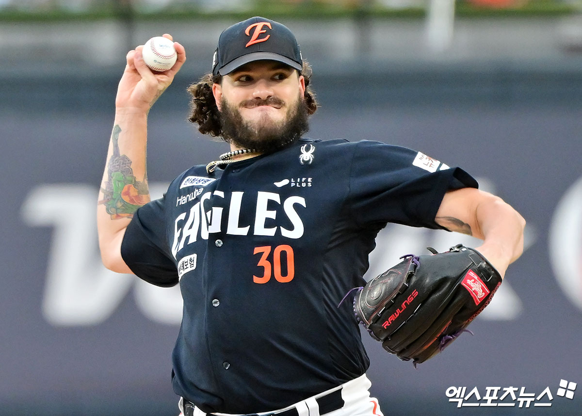 한화 이글스 선발투수 코디 폰세가 올해 정규시즌 경기에 등판해 역투하고 있다. 엑스포츠뉴스 DB