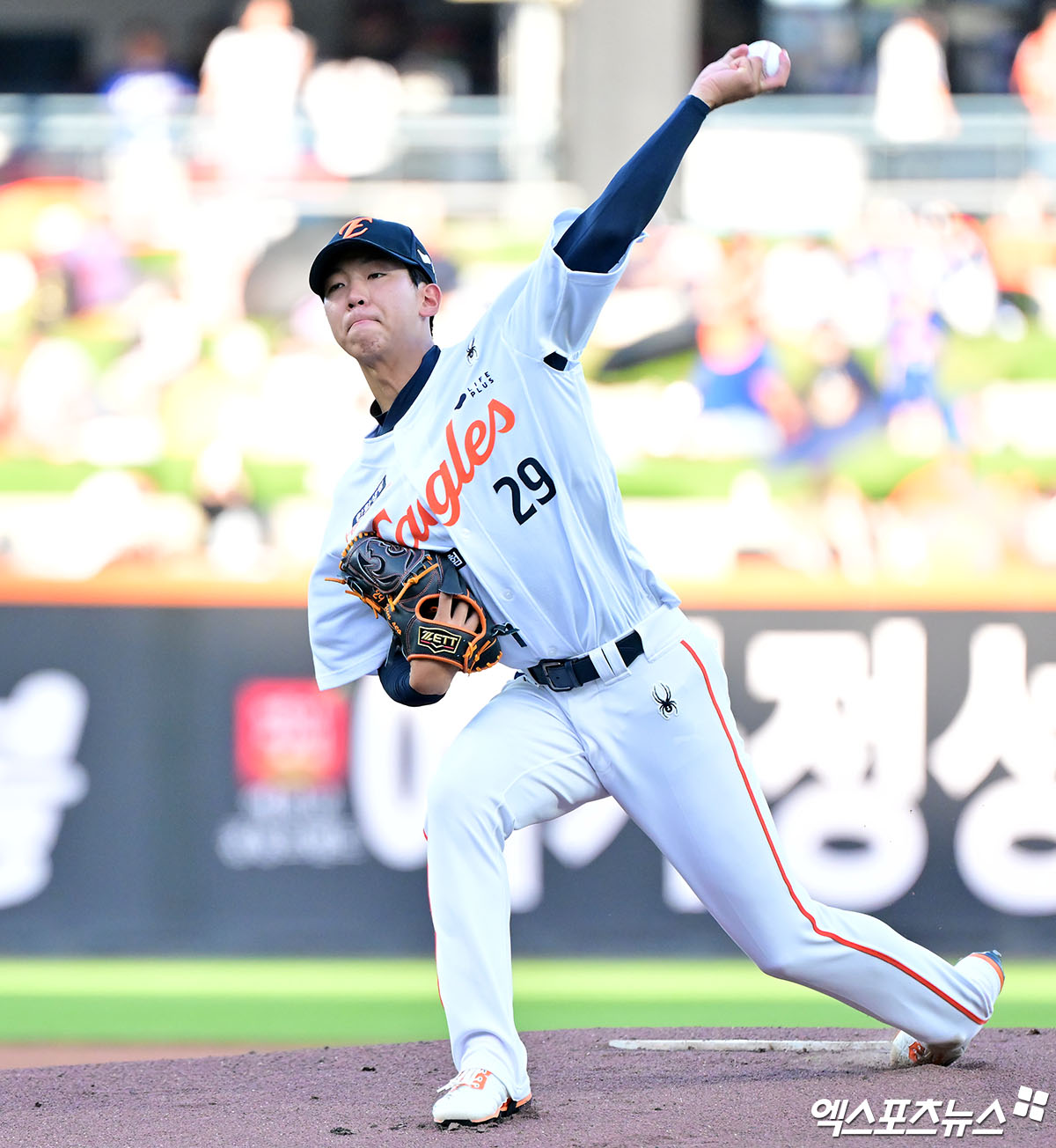 한화 이글스 황준서가 지난 29일 대전 삼성 라이온즈전에 선발 등판해 투구하고 있다. 황준서는 이날 선발로 나서 2⅔이닝 4피안타(1피홈런) 3볼넷 2탈삼진 3실점에 그쳤다. 김경문 한화 감독은 2연속 조기 강판된 황준서에 대해 한 번 더 기회를 주겠다고 밝혔다. 대전, 김한준 기자