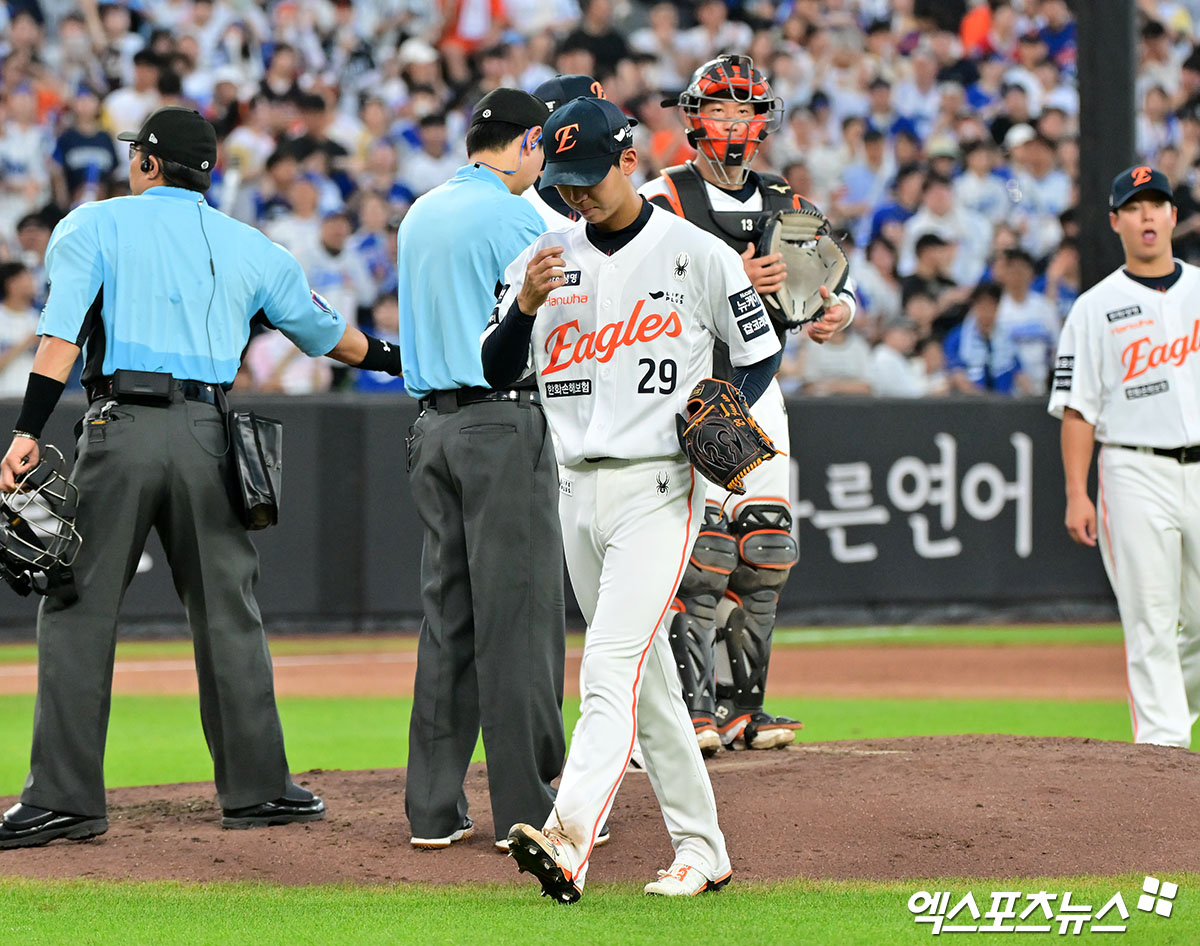 한화 이글스 황준서가 지난 29일 대전 삼성 라이온즈전에 선발 등판해 투구하다 교체되고 있다. 황준서는 이날 선발로 나서 2⅔이닝 4피안타(1피홈런) 3볼넷 2탈삼진 3실점에 그쳤다. 김경문 한화 감독은 2연속 조기 강판된 황준서에 대해 한 번 더 기회를 주겠다고 밝혔다. 대전, 김한준 기자