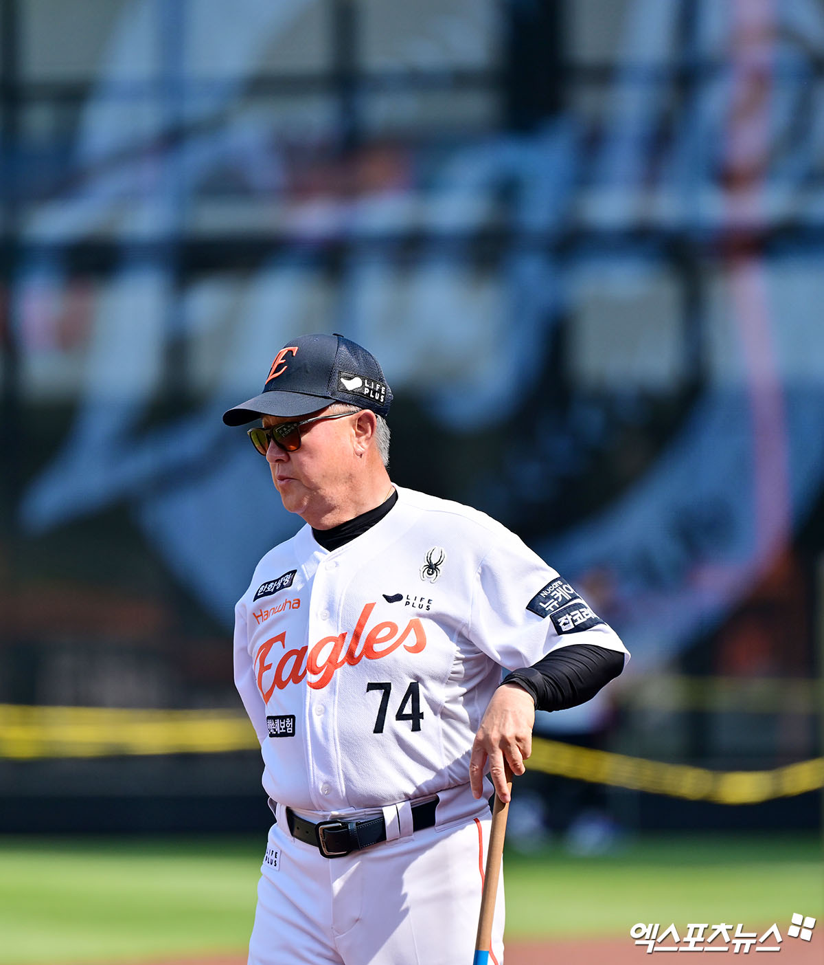 한화 이글스 김경문 감독이 30일 대전 삼성 라이온즈전을 앞두고 선수들의 훈련을 지켜보고 있다. 김 감독은 2연속 조기 강판된 5선발 황준서에 대해 한 번 더 기회를 주겠다고 밝혔다. 대전, 김한준 기자