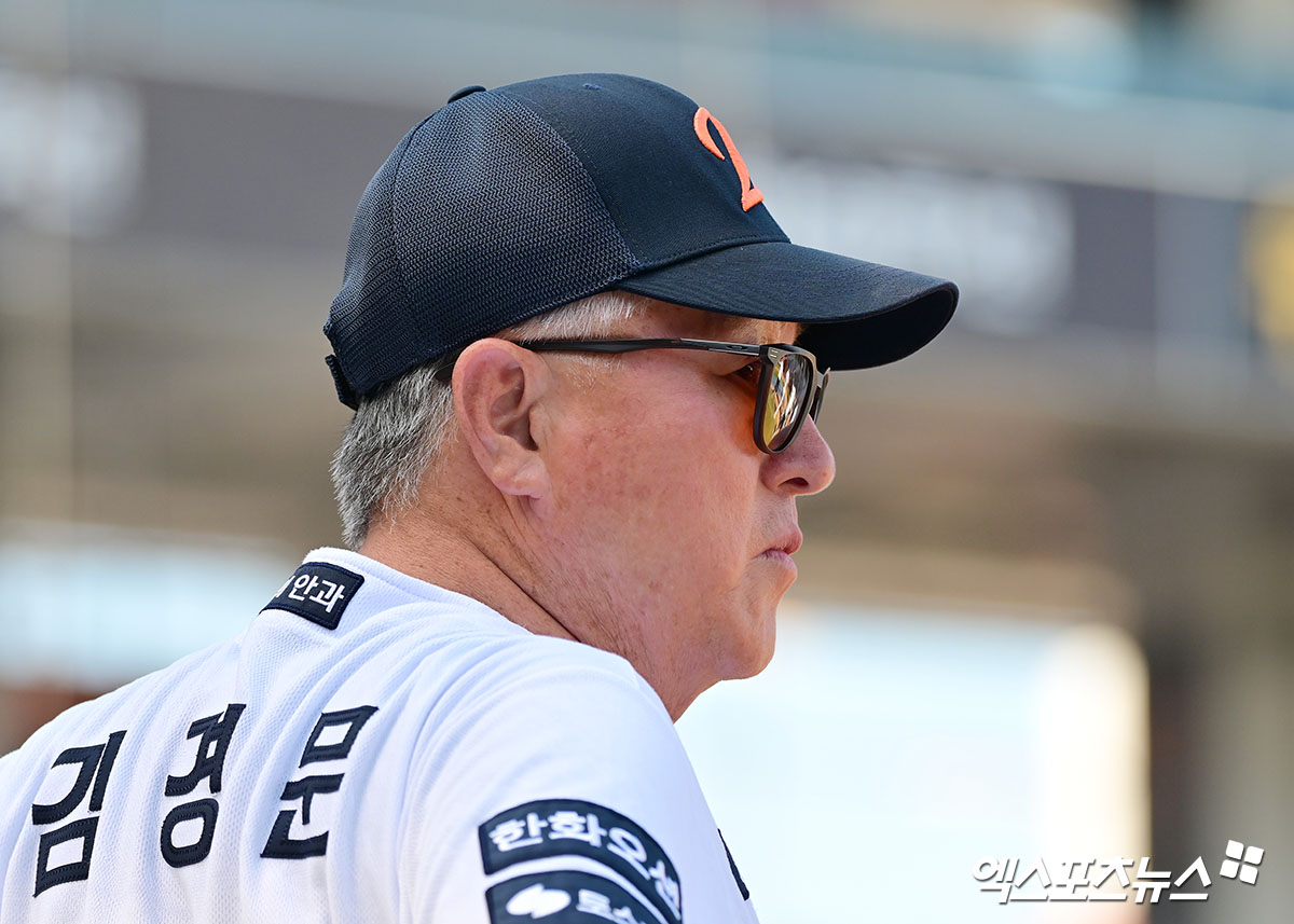 한화 이글스 김경문 감독이 30일 대전 삼성 라이온즈전을 앞두고 선수들의 훈련을 지켜보고 있다. 김 감독은 전날 경기 포함 2연속 조기 강판된 5선발 황준서에 대해 한 번 더 기회를 주겠다고 밝혔다. 대전, 김한준 기자