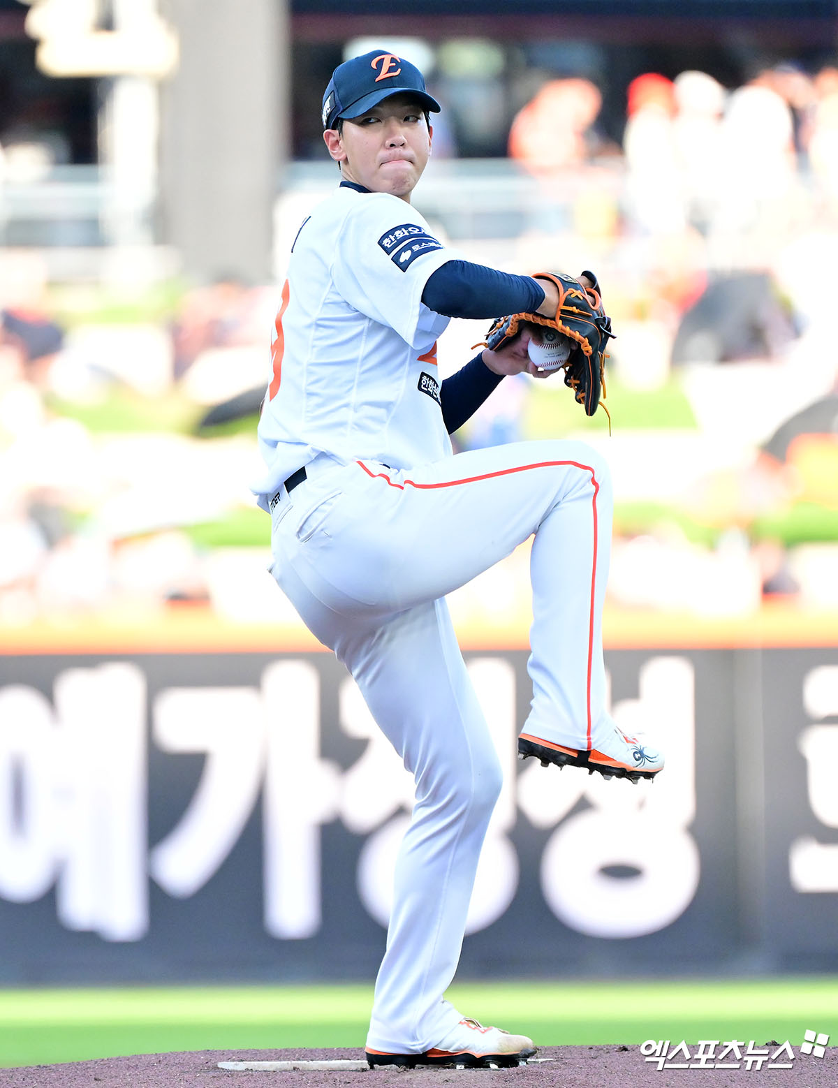 한화 이글스 황준서가 지난 29일 대전 삼성 라이온즈전에 선발 등판해 투구하고 있다. 황준서는 이날 선발로 나서 2⅔이닝 4피안타(1피홈런) 3볼넷 2탈삼진 3실점에 그쳤다. 김경문 한화 감독은 2연속 조기 강판된 황준서에 대해 한 번 더 기회를 주겠다고 밝혔다. 대전, 김한준 기자