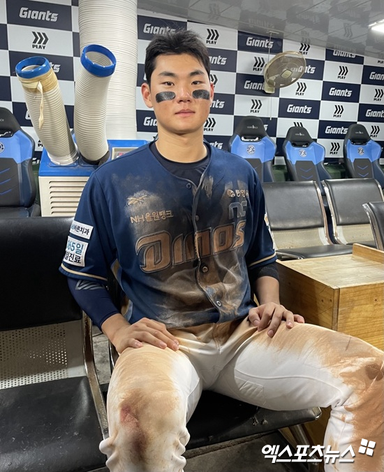 30일 부산 사직야구장에서 열린 2025 신한 SOL Bank KBO리그 롯데 자이언츠와 원정경기에서 6타수 3안타 1타점 2득점 4도루 대활약을 펼친 NC 다이노스 김주원이 경기 종료 후 취재진과 인터뷰에 응하고 있다. 엑스포츠뉴스 부산, 김유민 기자