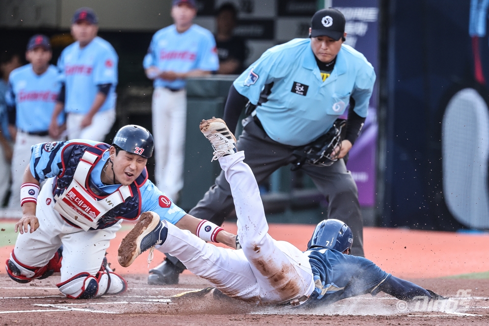 NC 다이노스 김주원이 30일 부산 사직야구장에서 열린 2025 신한 SOL Bank KBO리그 롯데 자이언츠와 원정경기 1회초 상대 허를 찌르는 홈스틸에 성공했다. NC 다이노스