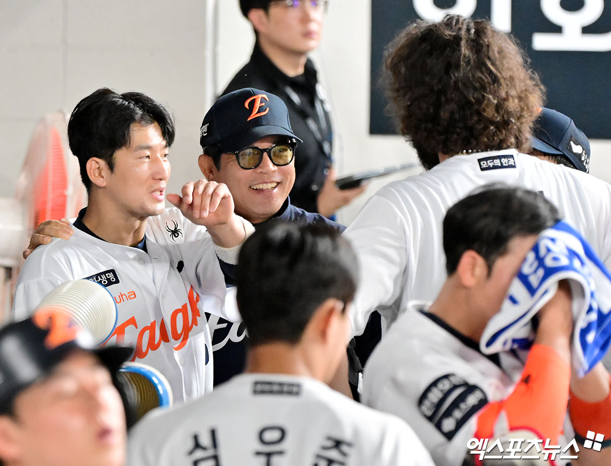 왼쪽부터 한화 이글스 포수 최재훈, 양상문 투수코치, 선발투수 코디 폰세. 30일 대전 삼성 라이온즈전에서 대화하고 있다. 대전, 김한준 기자