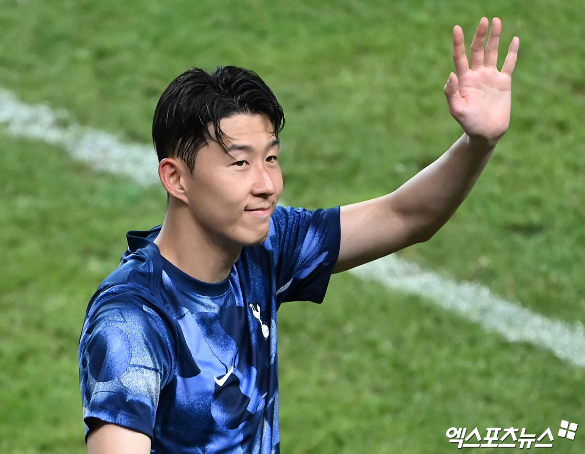 손흥민이 자신에게 최근 러브콜을 보내는 미국 MLS LAFC와의 연봉 290억 계약 대신 토트넘 잔류로 가닥을 잡는 모양새다. 영국 언론은 최근 토트넘 새 사령탑인 토마스 프랭크 감독의 발언을 빌어 손흥민이 2027년까지 남을 수 있다고 보도하는 중이다. 엑스포츠뉴스DB