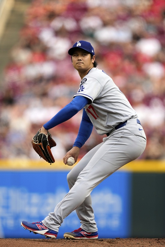 LA 다저스 오타니 쇼헤이가 31일 신시내티전에 선발 등판해 4회초 조기 강판을 당했다. 오타니는 전날부터 있던 탈수 증상과 등판 당일 둔부 경련 증상까지 겹쳐 투구를 이어가지 못했다. 오타니는 이날 타석에서도 5타수 무안타 침묵에 빠졌다. 연합뉴스