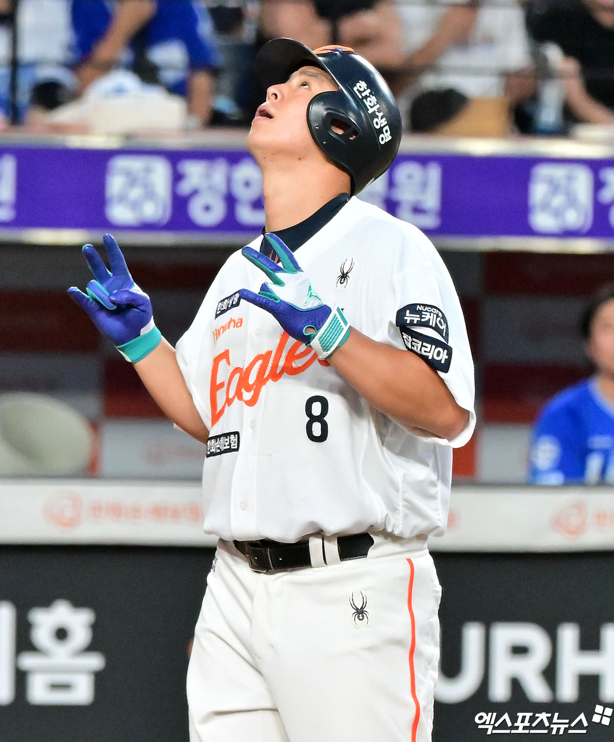 한화 이글스 노시환이 30일 대전 삼성 라이온즈전에서 홈런을 친 뒤 득점하며 세리머니하고 있다. 대전, 김한준 기자