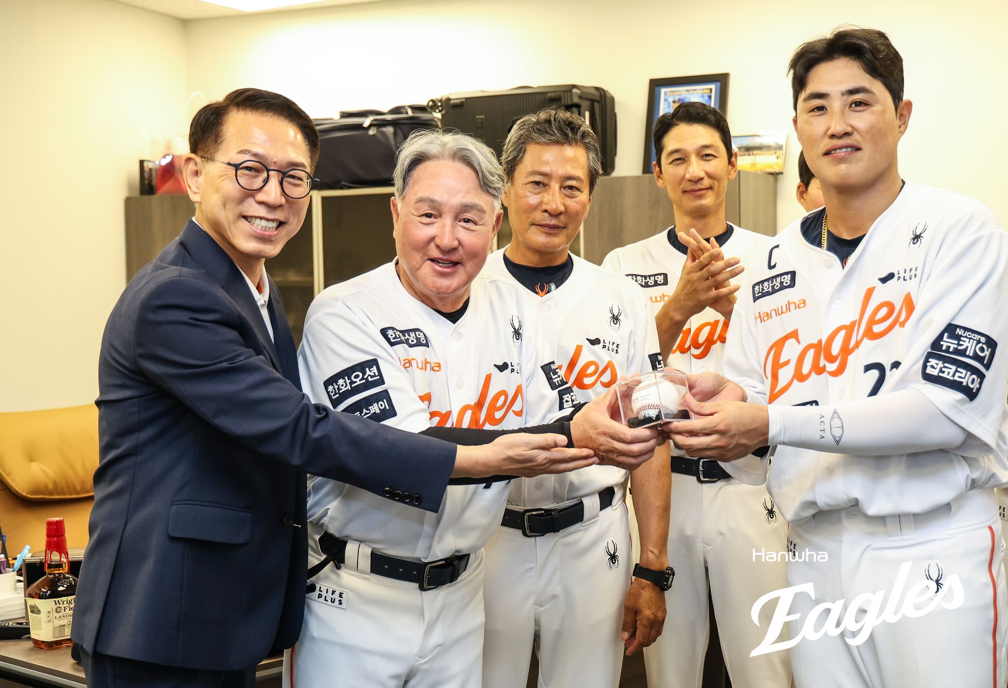 한화 이글스 김경문 감독이 지난 30일 대전 삼성 라이온즈전에서 승리하며 한화 부임 후 100승을 달성했다. 한화 이글스