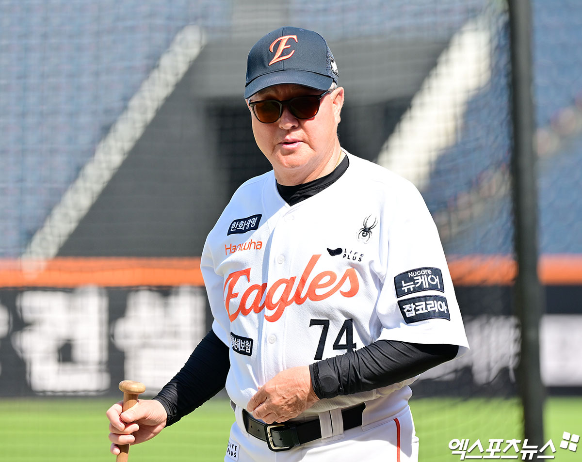 한화 이글스 김경문 감독이 지난 30일 대전 삼성 라이온즈전을 앞두고 선수들의 훈련을 지켜보고 있다. 엑스포츠뉴스 DB