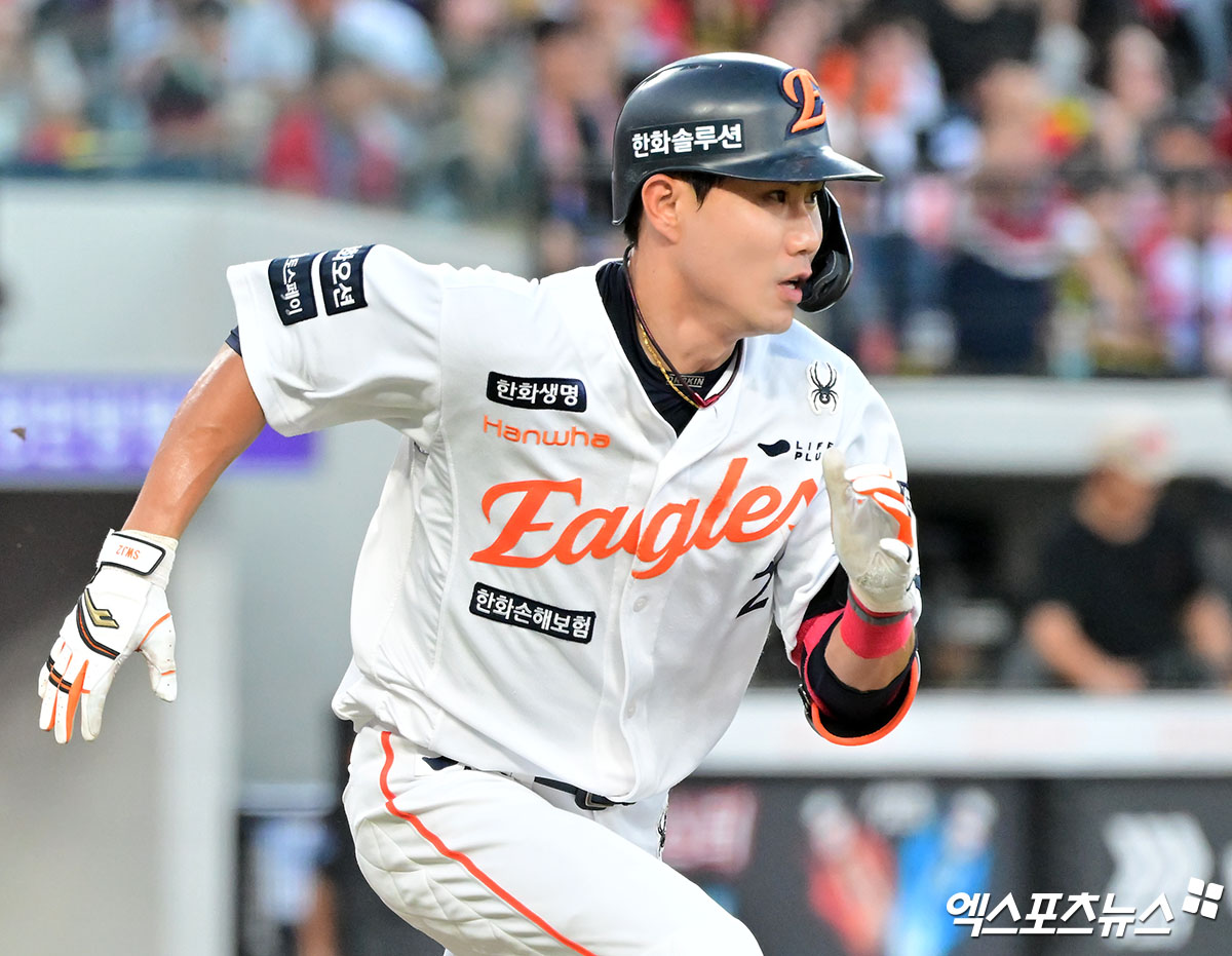한화 이글스 심우준이 올해 정규시즌 경기에 출전해 타격 후 1루로 달려나가고 있다. 엑스포츠뉴스 DB