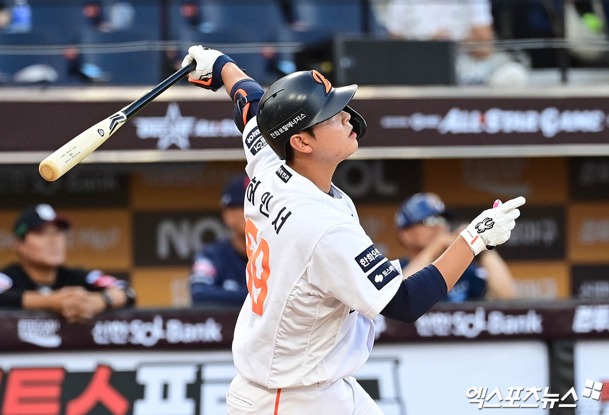 한화 이글스 포수 허인서가 올해 정규시즌 경기에 출전해 타격하고 있다. 엑스포츠뉴스 DB