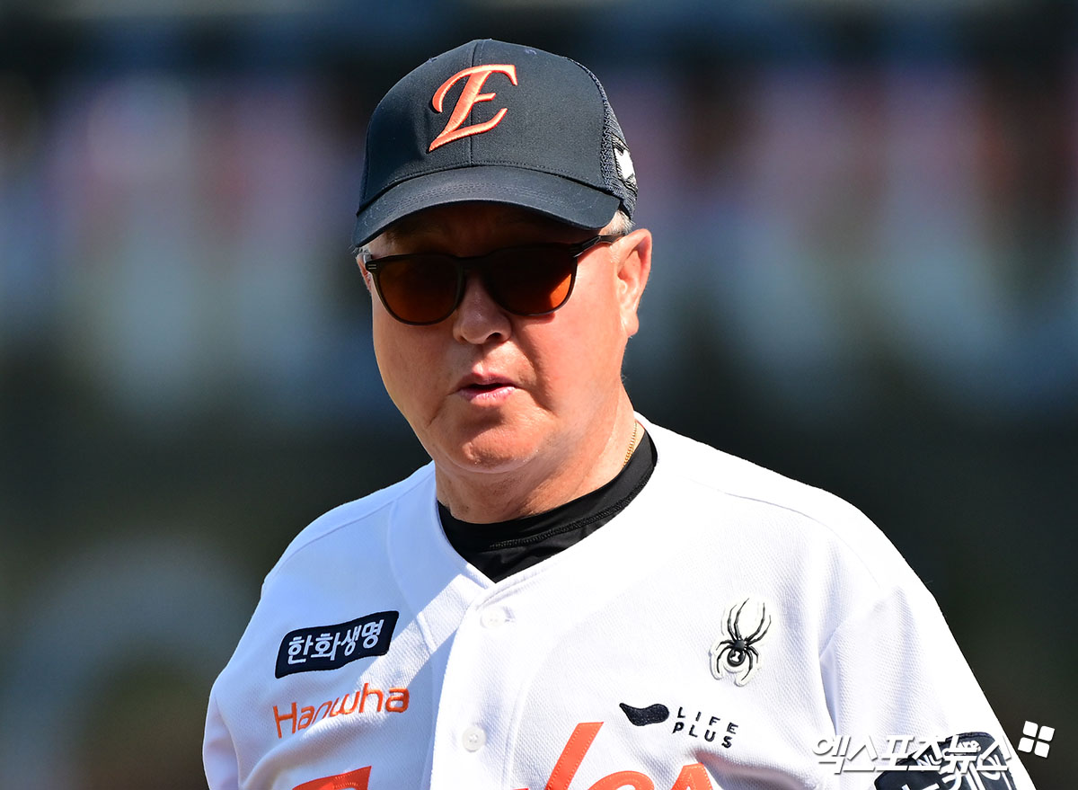 한화 이글스 김경문 감독이 지난 30일 대전 삼성 라이온즈전을 앞두고 선수들의 훈련을 지켜보고 있다. 엑스포츠뉴스 DB