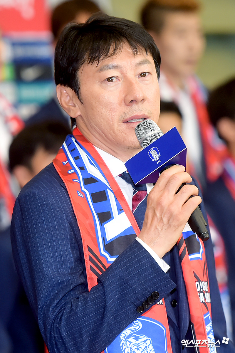 울산HD가 김판곤 감독과 1년 만에 결별하고 지난 2018 러시아 월드컵에서 대한민국 축구대표팀 사령탑으로 조별리그 독일전 2-0 승리를 이끌고, 이듬해 인도네시아 축구대표팀으로 부임해 지난 1월까지 지휘봉을 잡았던 신태용 전 감독에게 지휘봉을 맡길 것으로 보인다. 신 감독은 31일 엑스포츠뉴스와의 통화에서 '울산에서 감독 제의를 받았고 검토 중'이라고 확인했다. 축구계에선 신 감독이 조만간 울산 벤치에 앉을 것으로 예상하고 있다. 엑스포츠뉴스DB