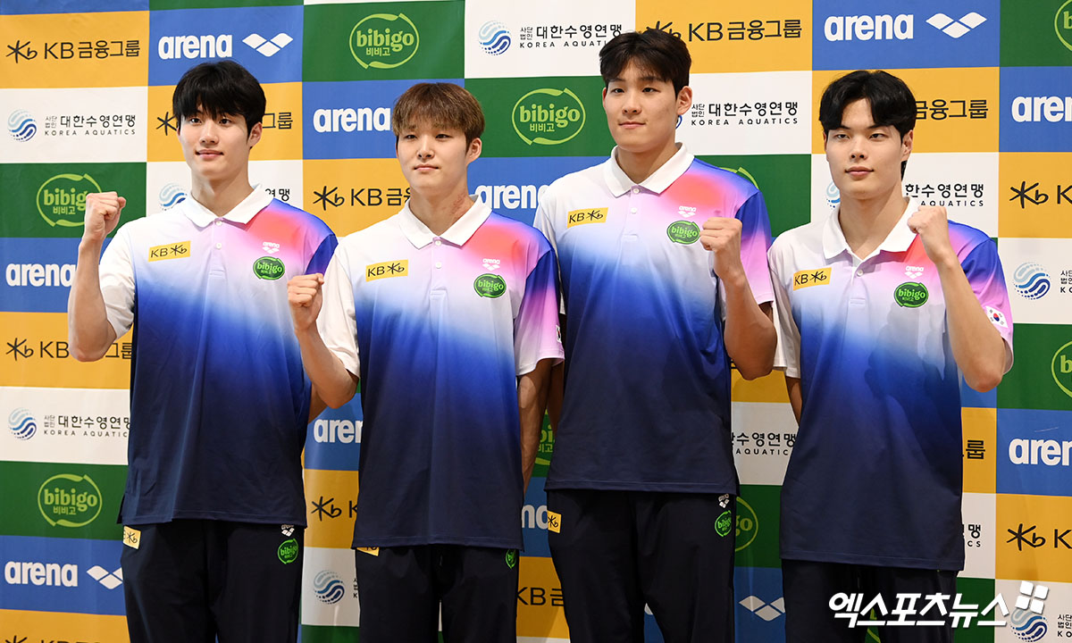 24일 오후 수영 국가대표팀이 국외 훈련 및 2025 국제수영연맹(AQUA) 세계선수권대회 출전 차 인천국제공항을 통해 싱가포르로 출국했다.  수영 국가대표팀 황선우, 김우민, 김영범, 이호준이 기념촬영을 하고 있다. 엑스포츠뉴스 DB