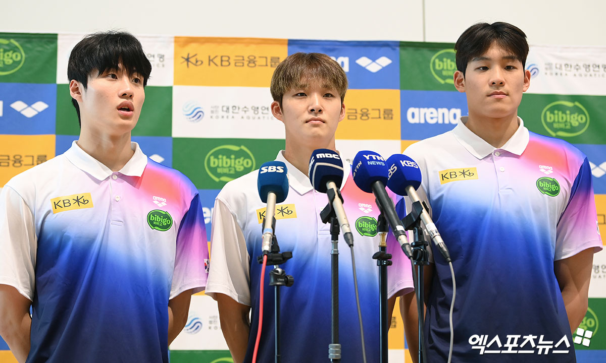 24일 오후 수영 국가대표팀이 국외 훈련 및 2025 국제수영연맹(AQUA) 세계선수권대회 출전 차 인천국제공항을 통해 싱가포르로 출국했다.  수영 국가대표팀 황선우, 김우민, 김영범이 인터뷰를 하고 있다. 엑스포츠뉴스 DB