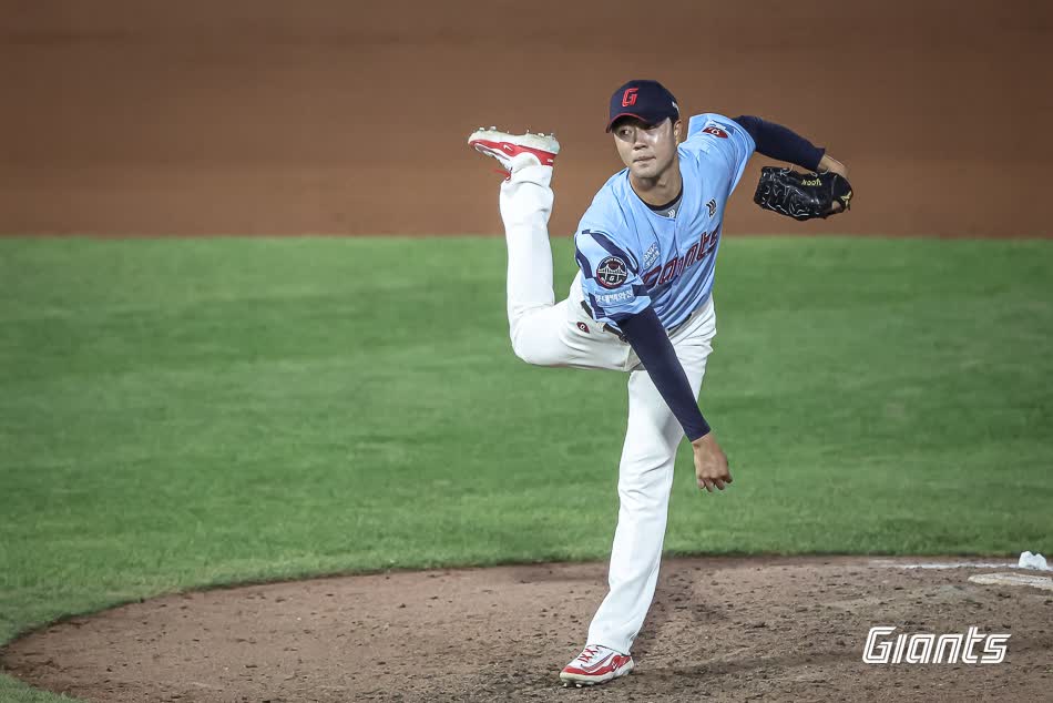 롯데 자이언츠 우완 파이어볼러 윤성빈이 지난 7월 31일 부산 사직야구장에서 열린 2025 신한 SOL Bank KBO리그 NC 다이노스와의 팀 간 11차전에서 1이닝 1탈삼진 무실점으로 호투했다. 사진 롯데 자이언츠