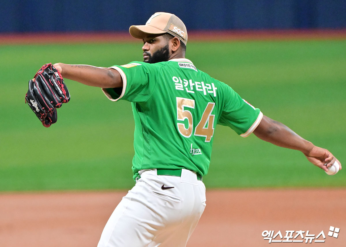키움 히어로즈 외국인 투수 라울 알칸타라가 1일 서울 고척스카이돔에서 열린 2025 신한 SOL Bank KBO리그 롯데 자이언츠와의 팀 간 13차전에 선발등판, 8이닝 무실점 호투로 팀 승리를 견인했다. 사진 김한준 기자