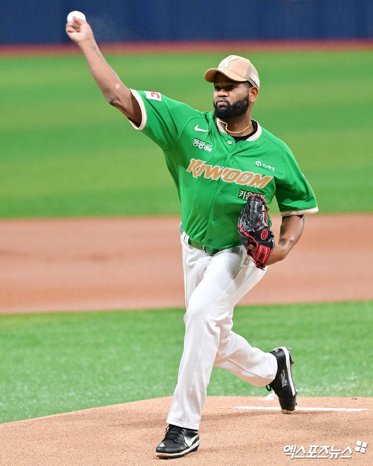 키움 히어로즈 외국인 투수 라울 알칸타라가 1일 서울 고척스카이돔에서 열린 2025 신한 SOL Bank KBO리그 롯데 자이언츠와의 팀 간 13차전에 선발등판, 8이닝 무실점 호투로 팀 승리를 견인했다. 사진 김한준 기자