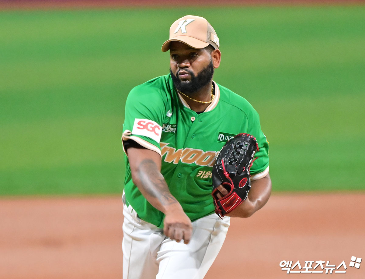 키움 히어로즈 외국인 투수 라울 알칸타라가 1일 서울 고척스카이돔에서 열린 2025 신한 SOL Bank KBO리그 롯데 자이언츠와의 팀 간 13차전에 선발등판, 8이닝 무실점 호투로 팀 승리를 견인했다. 사진 김한준 기자