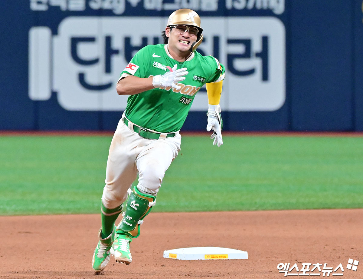 키움 히어로즈 외야수 임지열이 1일 서울 고척스카이돔에서 열린 2025 신한 SOL Bank KBO리그 롯데 자이언츠와의 팀 간 13차전에서 6회말 3루타를 기록했다. 사진 김한준 기자