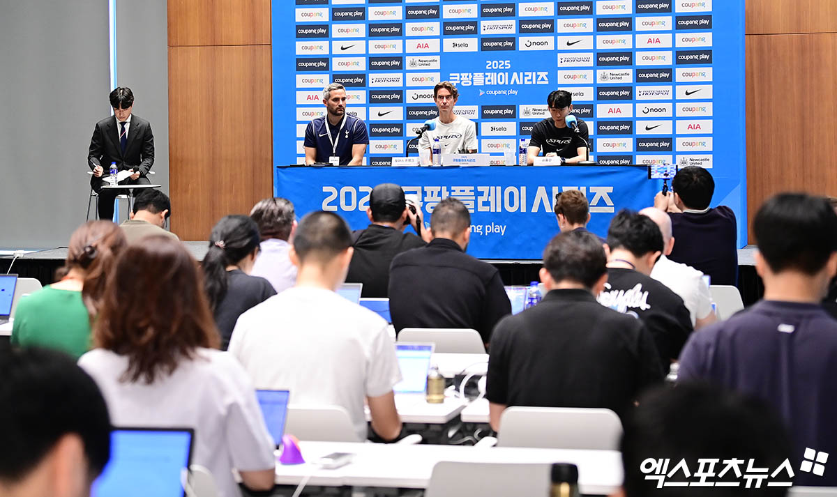 잉글리시 프리미어리그 토트넘 홋스퍼에서 10년 활약하며 한국을 넘어 아시아 축구의 자존심을 지켰던 손흥민이 축구종가를 떠난다. 손흥민은 2일 서울 영등포구에서 열린 뉴캐슬 유나이티드와의 친선 경기 기자회견에서 질의응답을 받기 전 '토트넘을 떠난다'고 공식 발표했다. 여의도, 박지영 기자