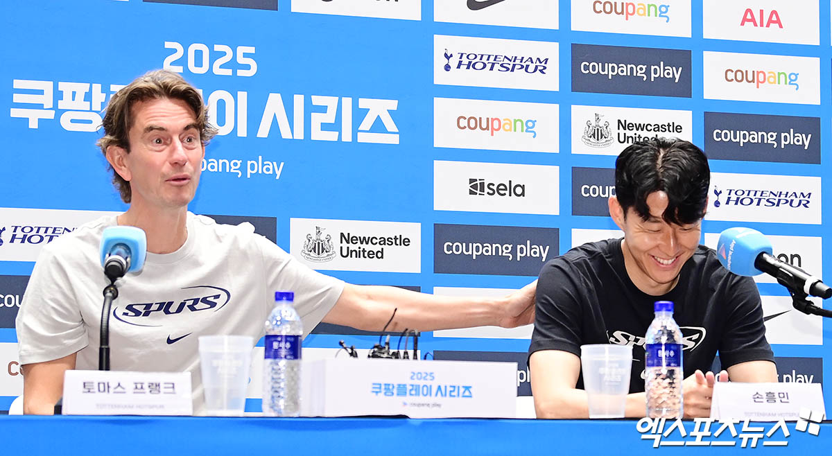 잉글리시 프리미어리그 토트넘 홋스퍼에서 10년 활약하며 한국을 넘어 아시아 축구의 자존심을 지켰던 손흥민이 축구종가를 떠난다. 손흥민은 2일 서울 영등포구에서 열린 뉴캐슬 유나이티드와의 친선 경기 기자회견에 토마스 프랑스 감독과 동석한 뒤 '토트넘을 떠난다'고 공식 발표했다. 여의도, 박지영 기자