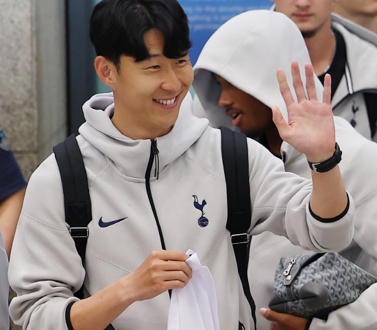 잉글리시 프리미어리그 토트넘 홋스퍼에서 10년 활약하며 한국을 넘어 아시아 축구의 자존심을 지켰던 손흥민이 축구종가를 떠난다. 손흥민은 2일 서울 영등포구에서 열린 뉴캐슬 유나이티드와의 친선 경기 기자회견에서 질의응답을 받기 전 '토트넘을 떠난다'고 공식 발표했다. 연합뉴스