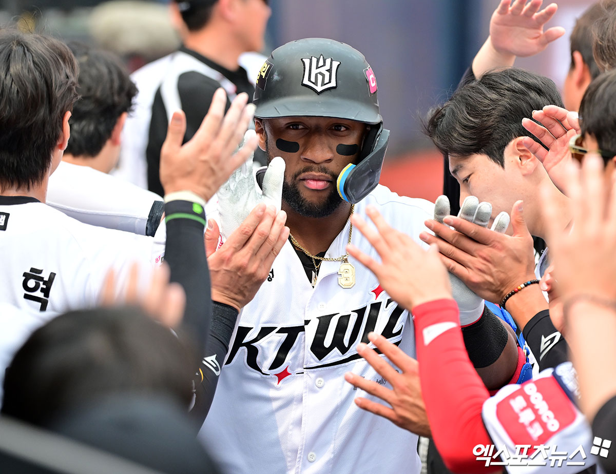 KT 위즈 멜 로하스 주니어가 동료들과 하이파이브하고 있다. KT는 2일 로하스의 방출을 공식화하고 새 외인 타자 앤드류 스티븐슨 영입을 발표했다. 엑스포츠뉴스 DB