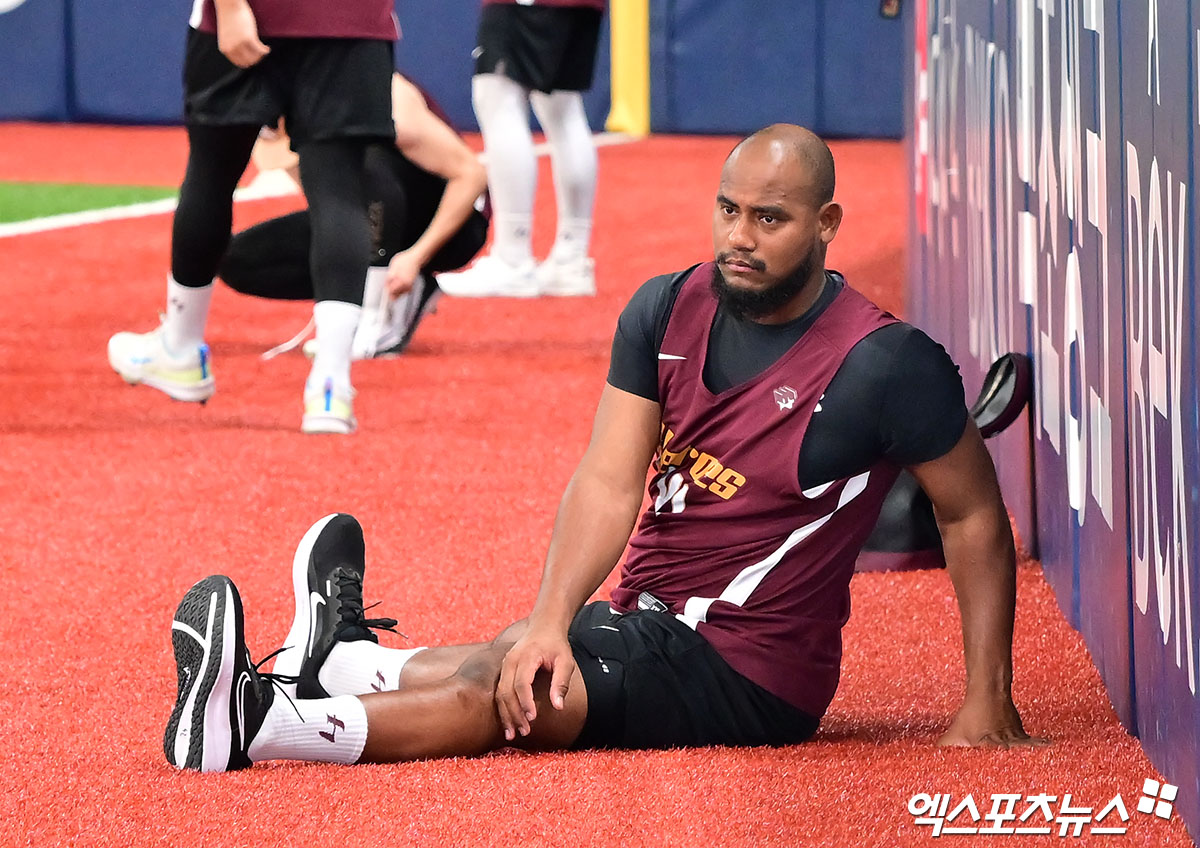 키움 히어로즈 새 외국인 투수 C.C. 메르세데스가 지난 1일 서울 고척스카이돔에서 열린 2025 신한 SOL Bank KBO리그 키움과 롯데 자이언츠의 팀 간 13차전에 앞서 히어로즈 선수단과 첫 훈련을 진행했다. 사진 김한준 기자